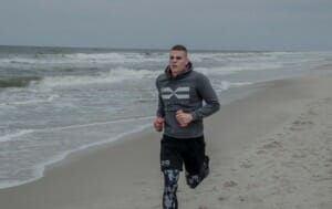 FEFLOGX Sportswear After-Train-Hoodie, Leggings Camouflage, Allrounder Shorts beim Jogging am Strand in Sylt (1).