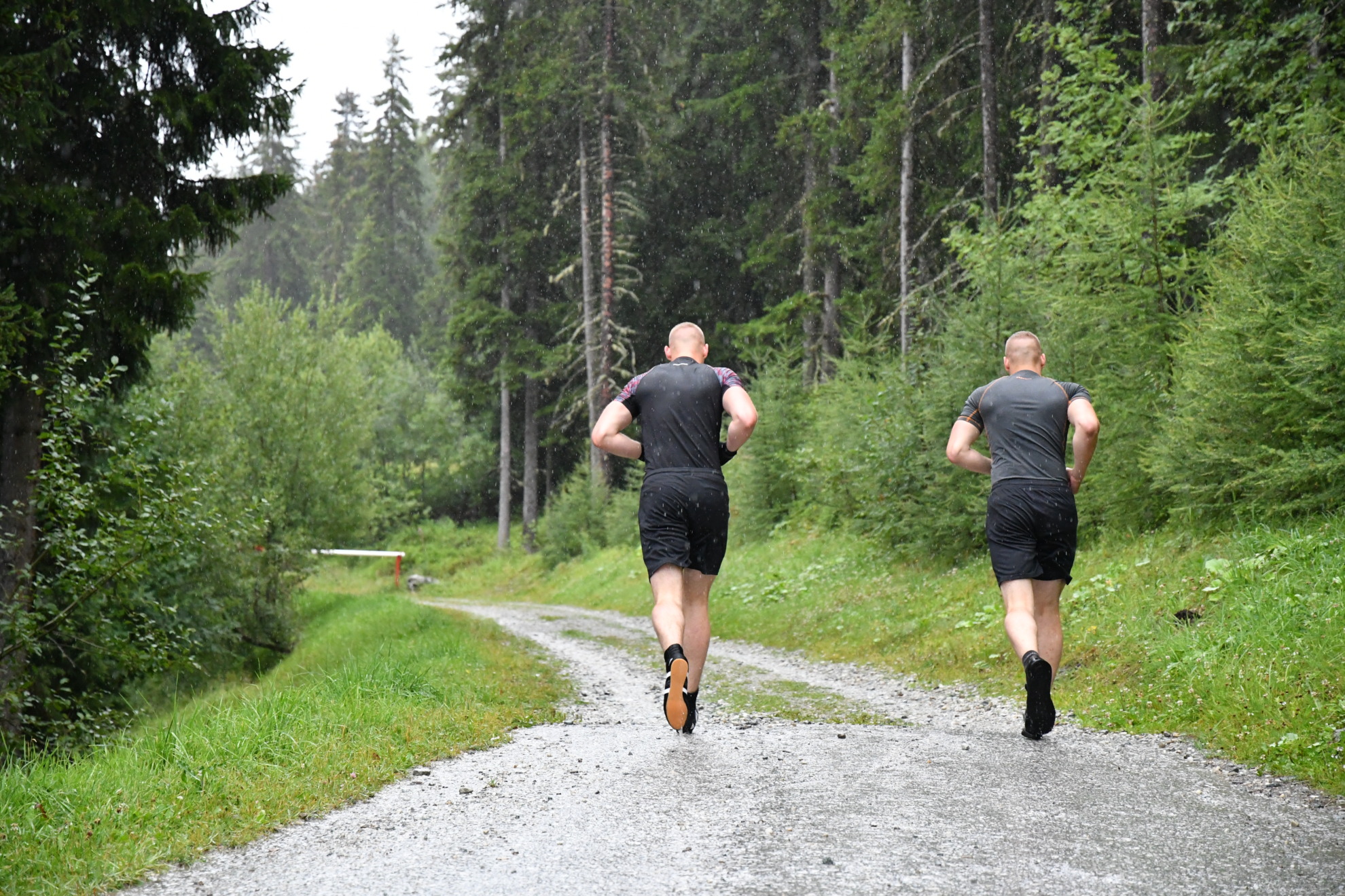 FEFLOGX Sportswear Rashguard Camouflage & Compression, sowie FEFLOGX Sport Shorts, Boxing in the rain, Workout mit Boxbandagen & Medizinball in der Schweiz, Kampfsport Boxen Training Shooting mit Joggen, Medizinball werfen & Pratzen-Training im Wald (2).