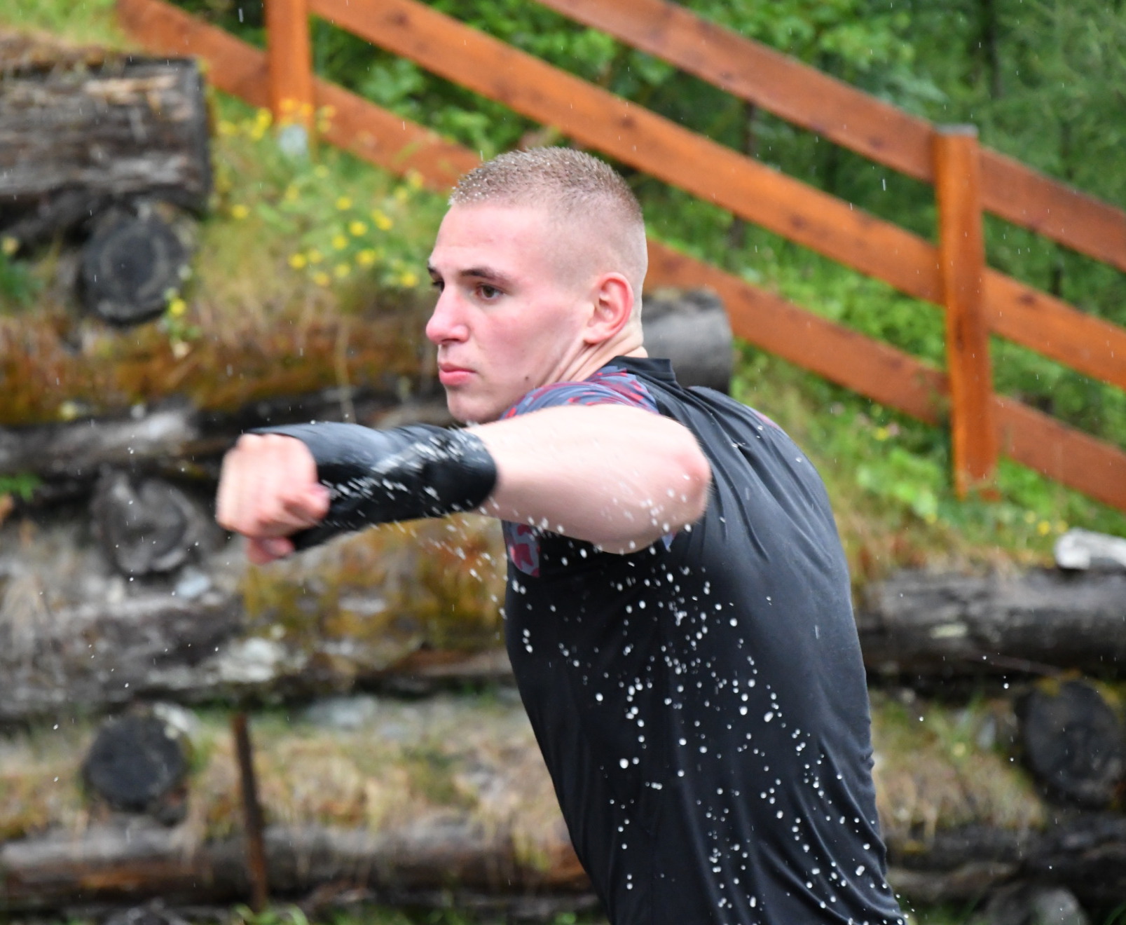 FEFLOGX Sportswear Rashguard Camouflage, Boxing in the rain, Workout mit Boxbandagen & Boxpratzen in der Schweiz, Kampfsport Boxen Training Shooting mit Joggen, Schattenboxen mit Gewichten & Pratzen-Training im Wald (3).