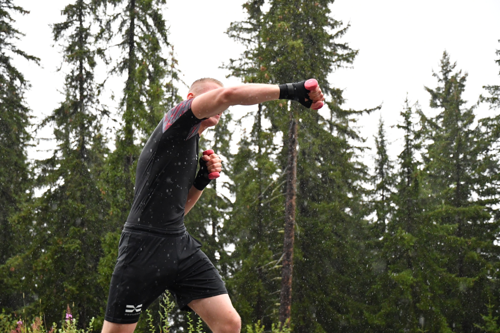 FEFLOGX Sportswear Rashguard Camouflage, Boxing in the rain, Workout mit Boxbandagen & Boxpratzen in der Schweiz, Kampfsport Boxen Training Shooting mit Joggen, Schattenboxen mit Gewichten & Pratzen-Training im Wald (2).