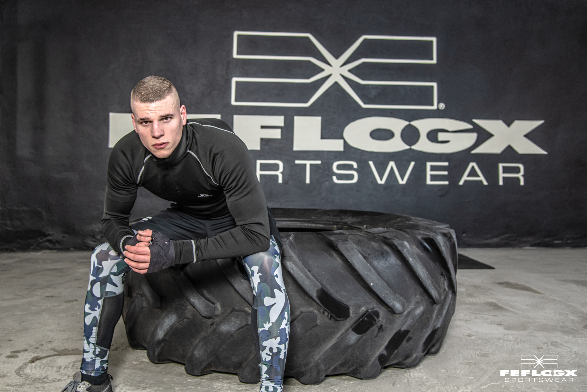 FEFLOGX Sportswear, MMA-Training Shooting in Leggings Camouflage, FFX Shorts & Longsleeve mit Kampfsport Dummy & Reifen mit Hammer schlagen in Industrie Ruine in Frankfurt am Main (3).