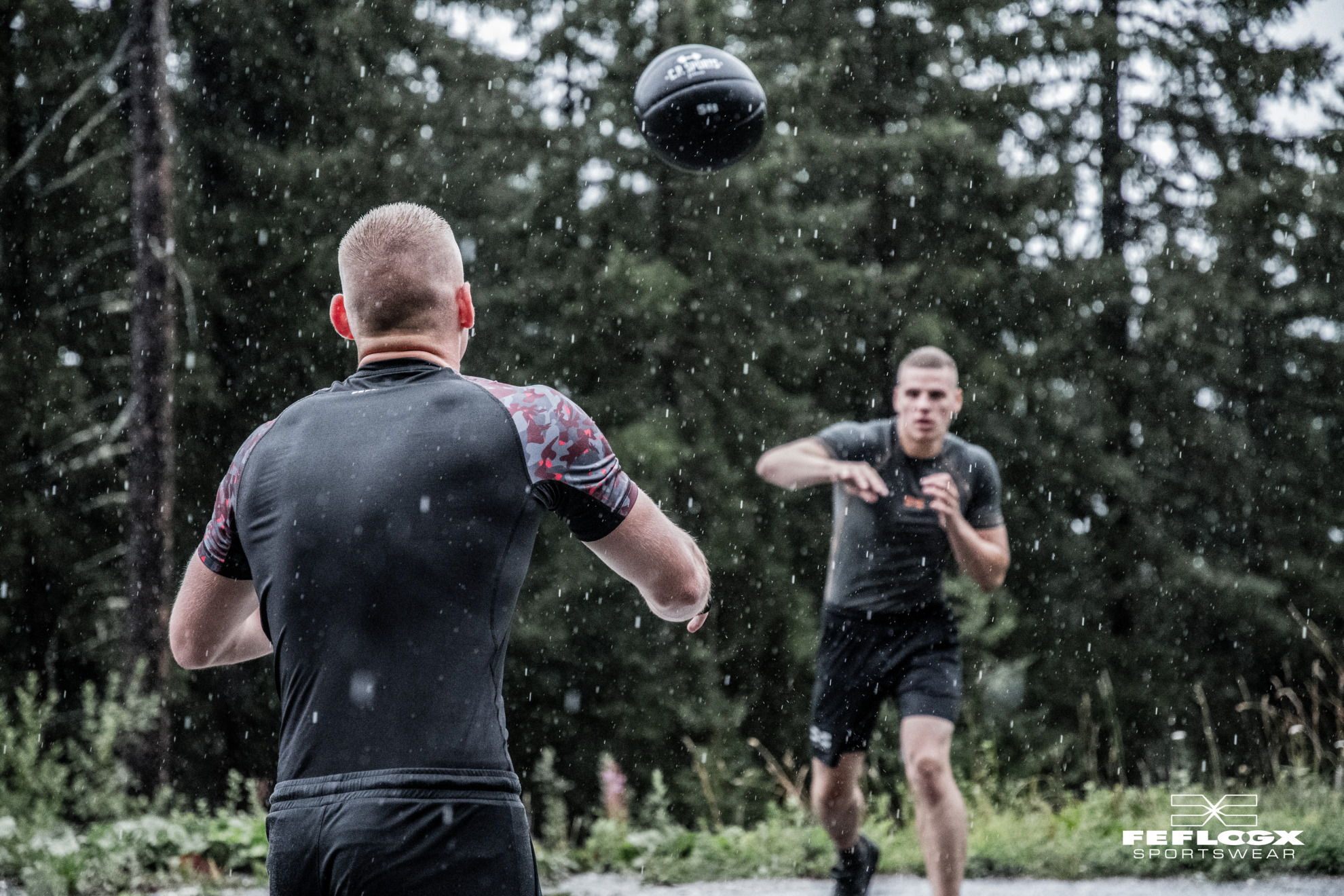 FEFLOGX Sportswear Rashguard Compression, Boxing in the rain, Workout mit Medizinball in der Schweiz, Kampfsport Boxen Shooting mit Joggen im Wald (1).