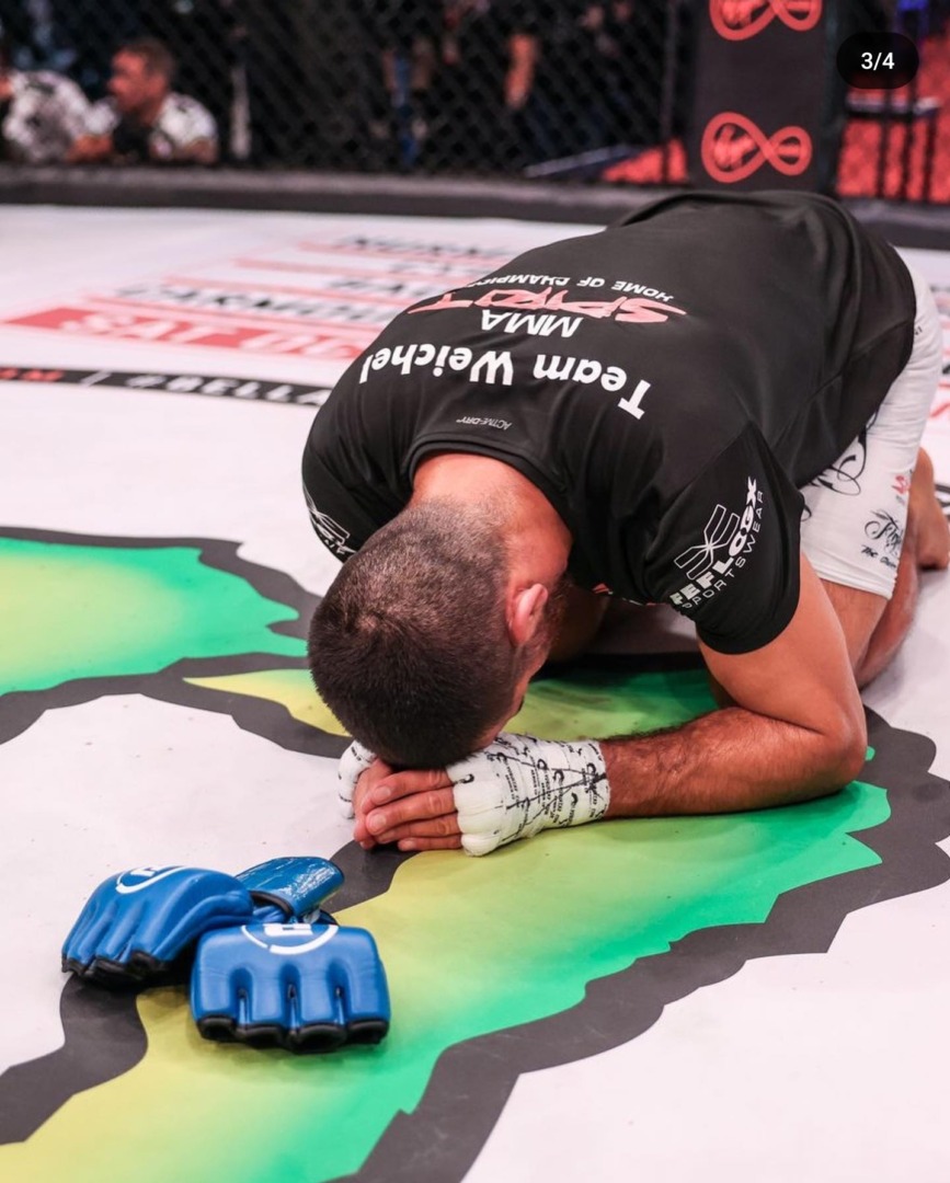 FEFLOGX Sportswear Sponsoring von MMA Spirit & MMA Fighter Daniel Weichel, Bellator-Legende legt die MMA Kampf-Handschuhe nieder und beendet seine exzellente MMA-Karriere im Cage-Oktagon von Bellator-MMA.