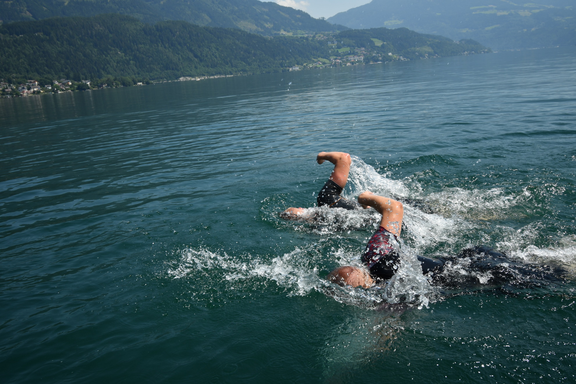 FEFLOGX Sportswear Kompressionsbekleidung, Rashguards, Kompressions Shorts und Compression Leggings & Shorts beim schwimmen, auch perfekt im Meer oder See oder Fluss beim Surfen oder schwimmen, Shooting in Österreich in einem See.