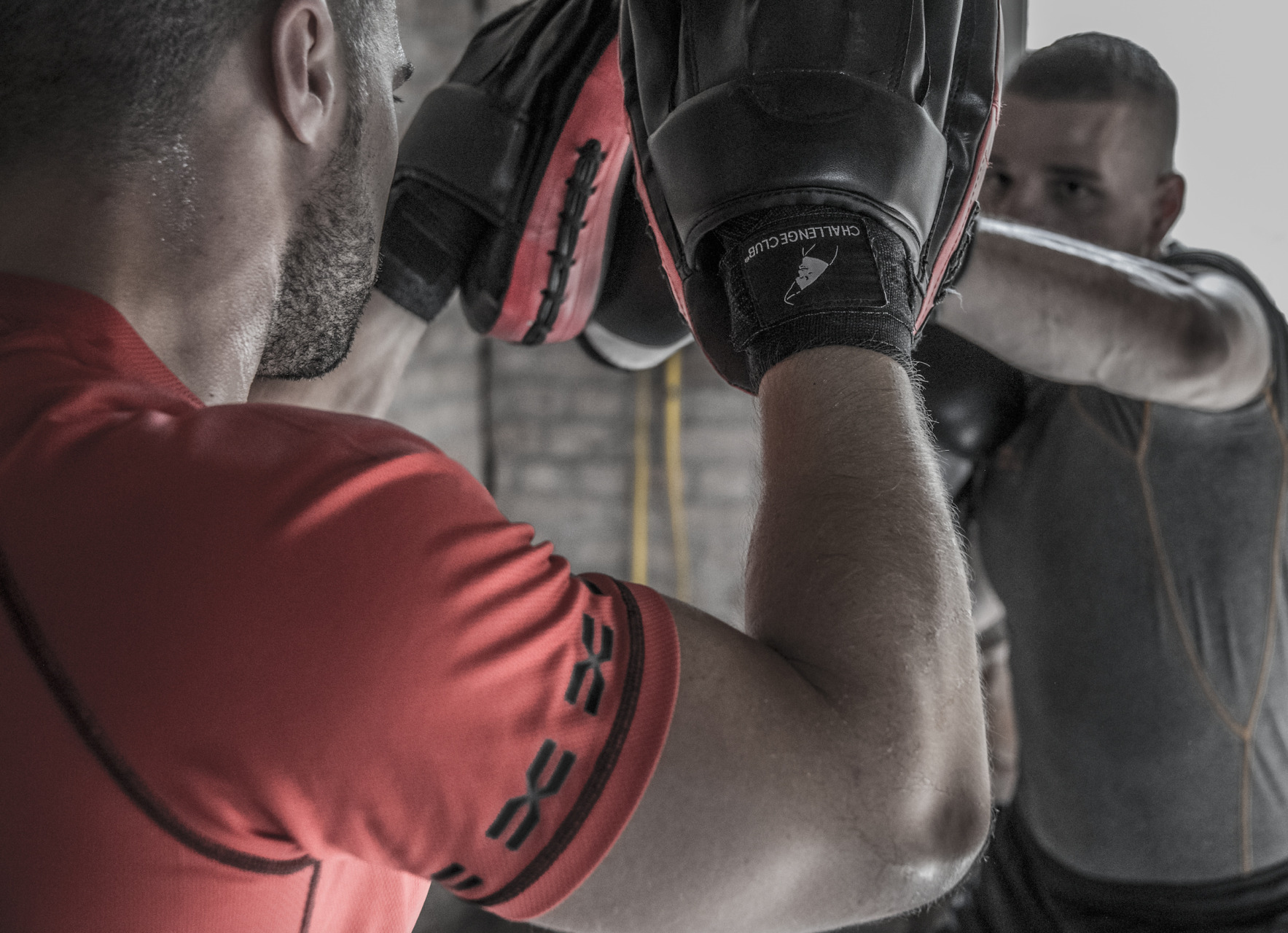 FEFLOGX Boxpratzen, Boxbandagen, Mesh Sportshirt, Rashguard, MMA Handschuhe Training & Tight Fight Sport Shorts beim Box-Training / MMA Training etc., Shooting in industrieller Atmosphäre, Urban Sport Workout (3).