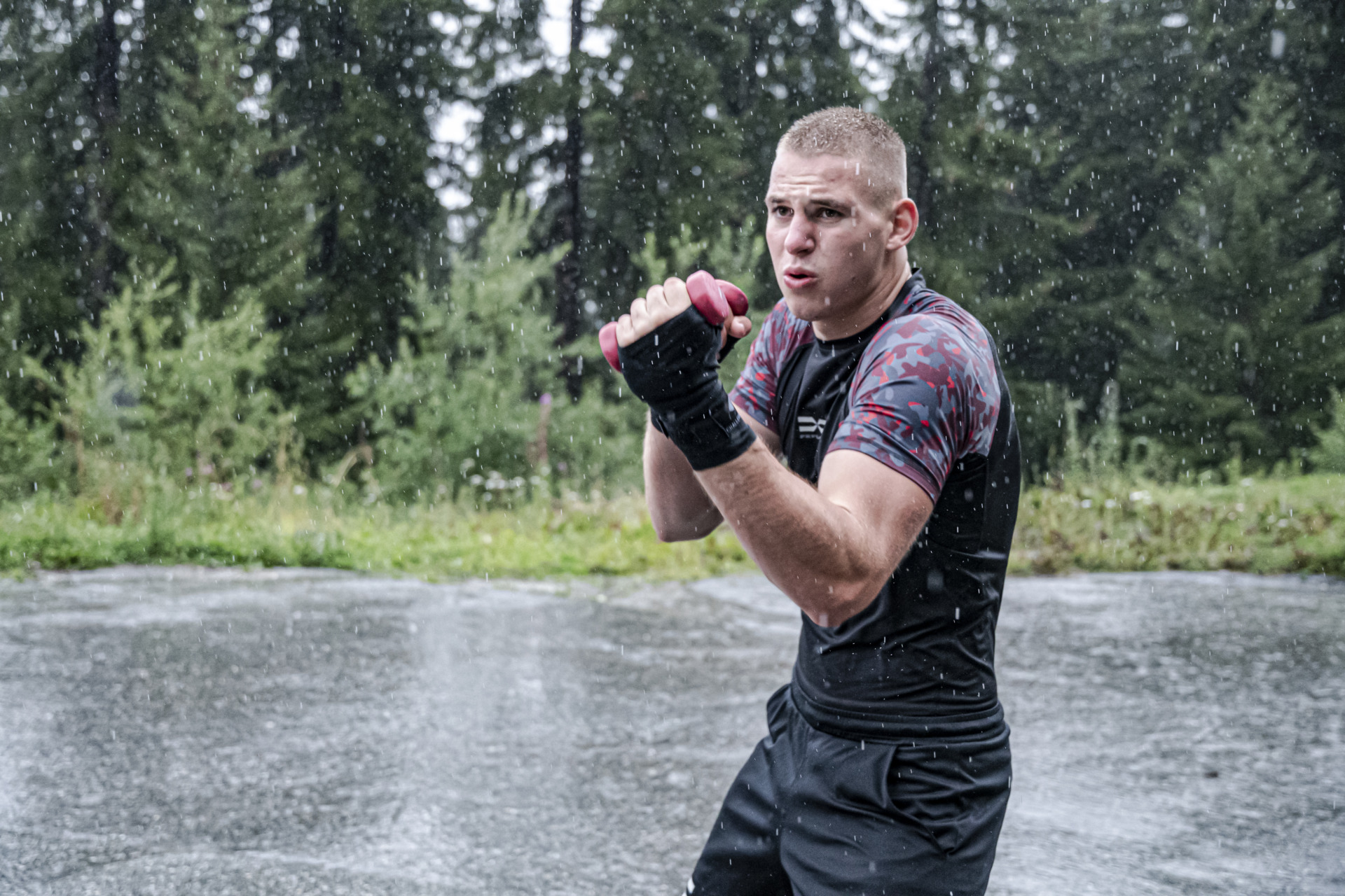 FEFLOGX Sportswear Rashguard Camouflage, Boxing in the rain, Workout mit Boxbandagen & Boxpratzen in der Schweiz, Kampfsport Boxen Training Shooting mit Joggen, Schattenboxen mit Gewichten & Pratzen-Training im Wald (9).