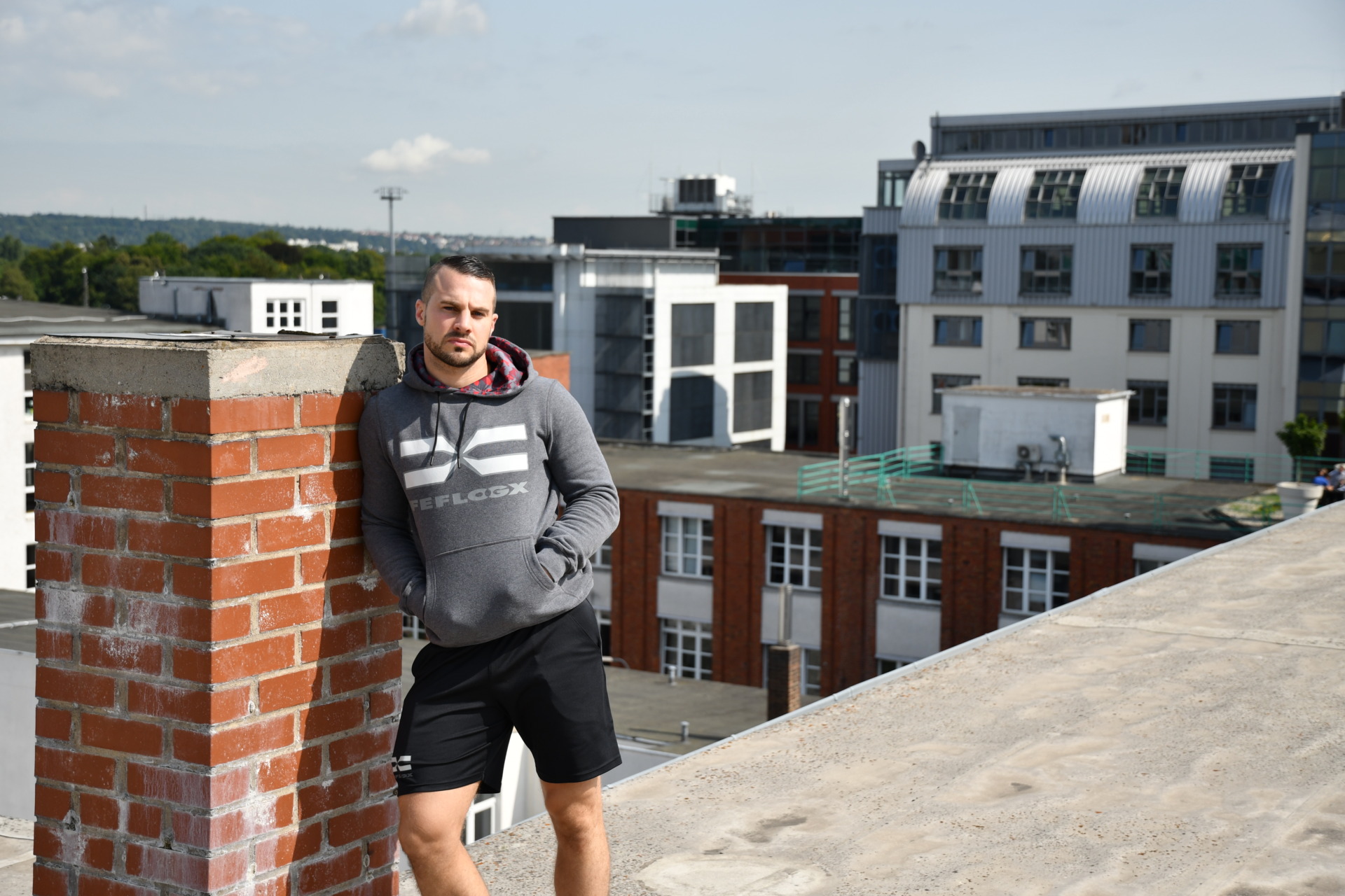 FEFLOGX Shooting über den Dächern der Stadt Frankfurt am Main. Dachterrasse mit dem FEFLOGX Hoodie & der FFX Umhängetasche (13).