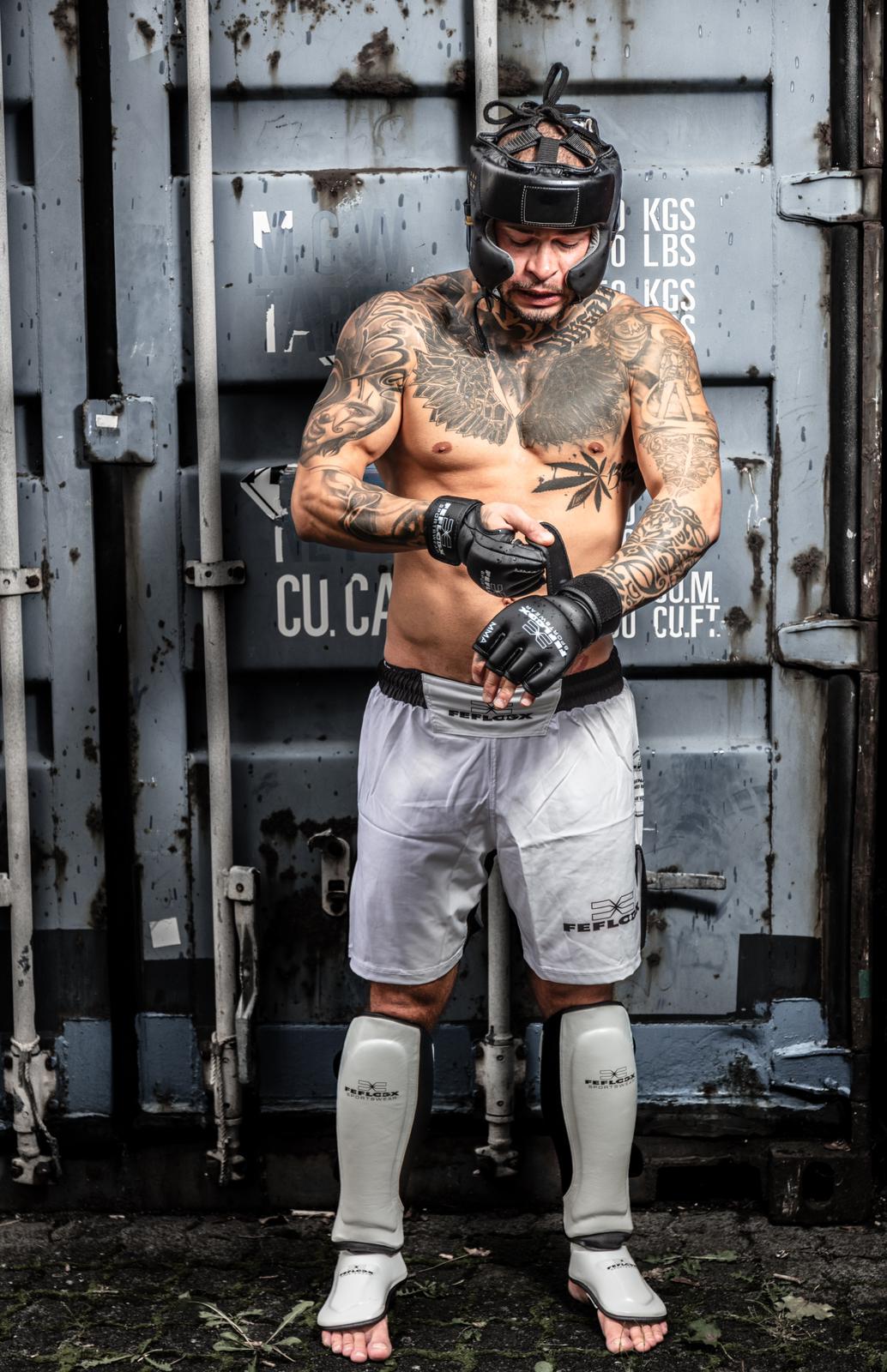 FEFLOGX Kampfsport Shooting mit Fight Shorts, Schienbeinschonern, MMA Handschuhen & Kopfschutz, alle 4 Produkte sind High-Grade & Elite Produkte von FEFLOGX, Shooting vor Container im Hafen (2).