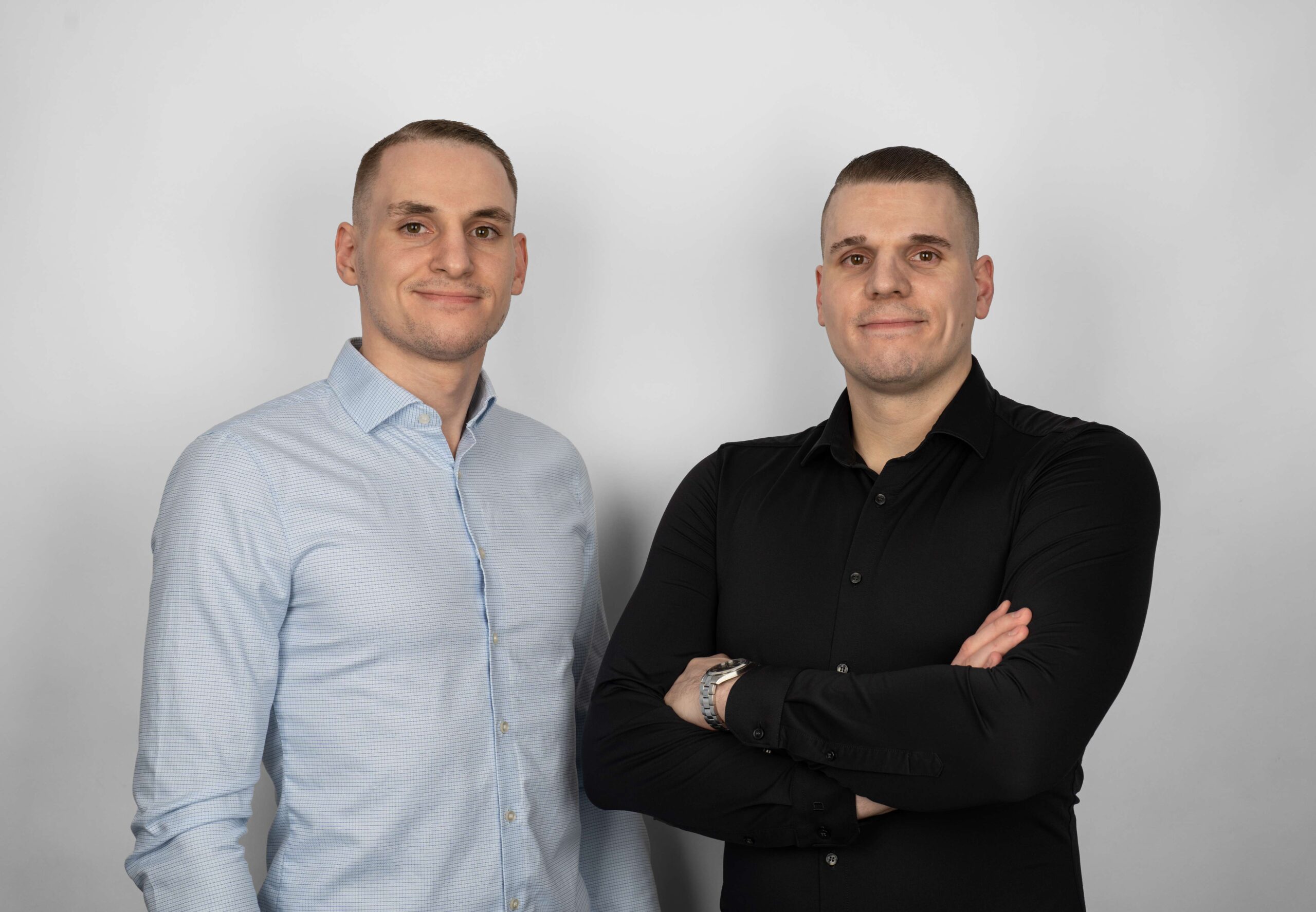 Team FEFLOGX, Teamfoto der beiden Gründern, Geschäftsführer (CEOs) der FEFLOGX GmbH, die Brüder Felix & Florian Gutberlet aus Frankfurt am Main.