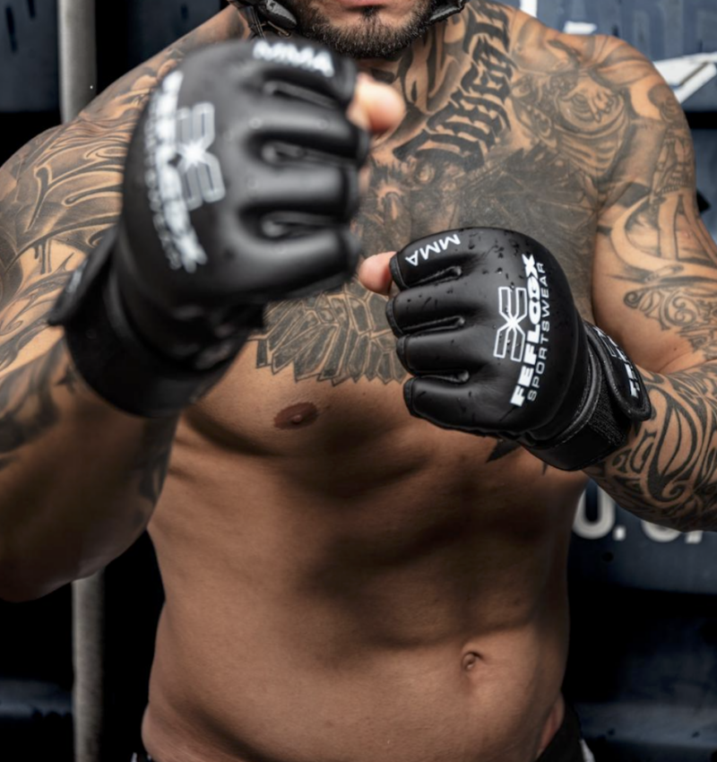 FEFLOGX Kampfsport Shooting mit Fight Shorts, Schienbeinschonern, MMA Handschuhen & Kopfschutz, alle 4 Produkte sind High-Grade & Elite Produkte von FEFLOGX, Shooting vor Container im Hafen (6).