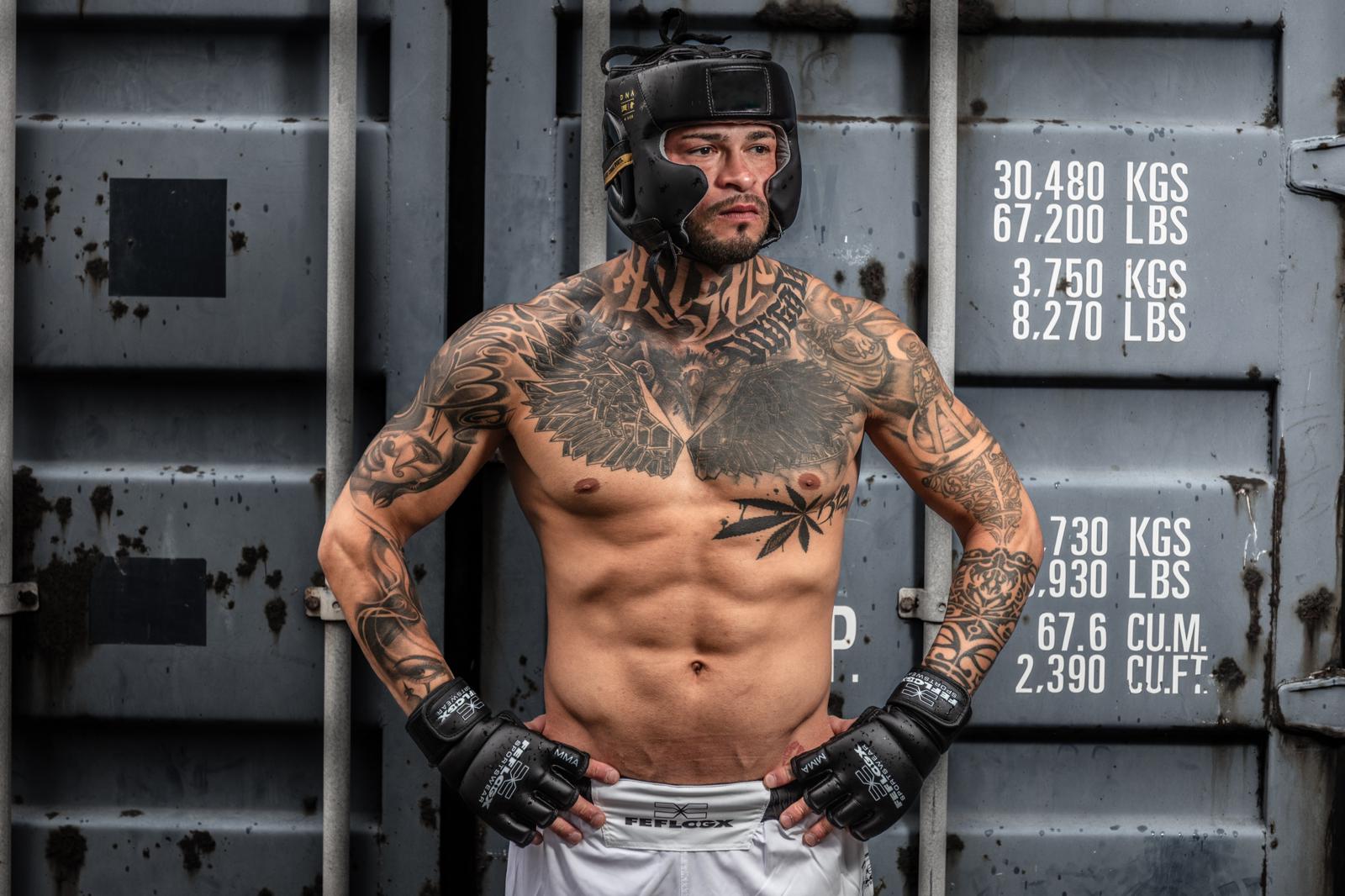 FEFLOGX Kampfsport Shooting mit Fight Shorts, Schienbeinschonern, MMA Handschuhen & Kopfschutz, alle 4 Produkte sind High-Grade & Elite Produkte von FEFLOGX, Shooting vor Container im Hafen (7).